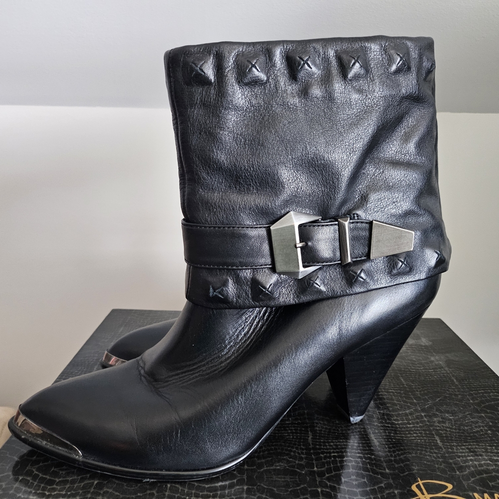 Black Heeled Boots with Decorative Buckle and Pointed Toe
